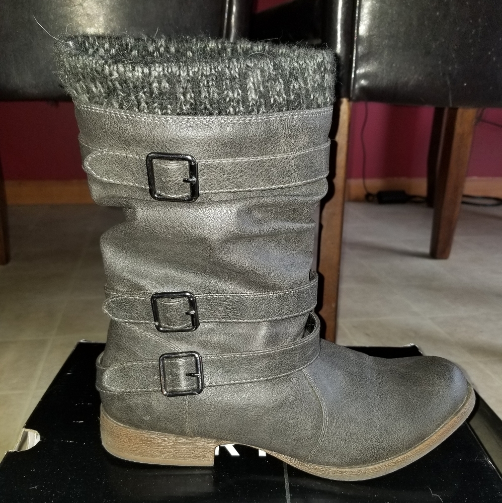NWOT gray boots